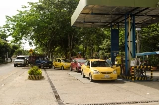 Por cierre de frontera con Venezuela, las colas para el suministro de gasolinas en las estaciones de servicio se han vuelto permanentes.